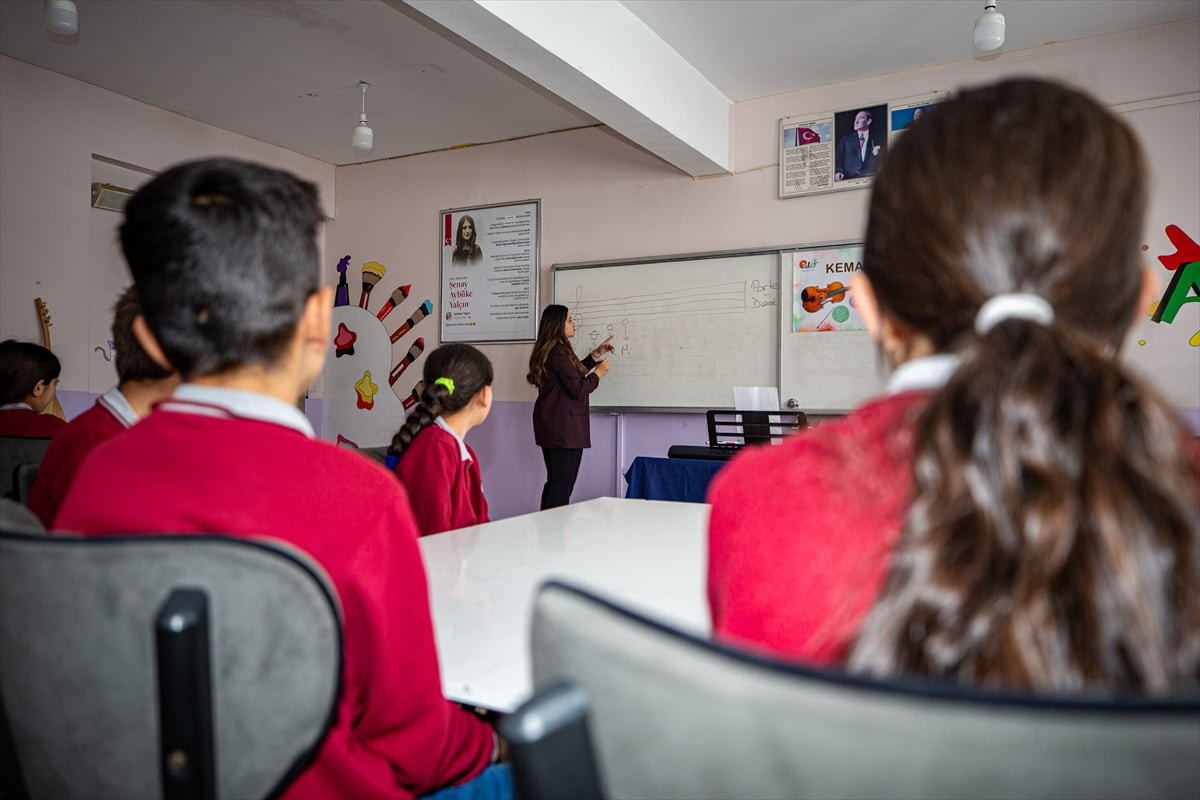 Erzurum'un Karayazı ilçesinde şehit müzik öğretmeni Şenay Aybüke Yalçın adıyla açılan müzik...