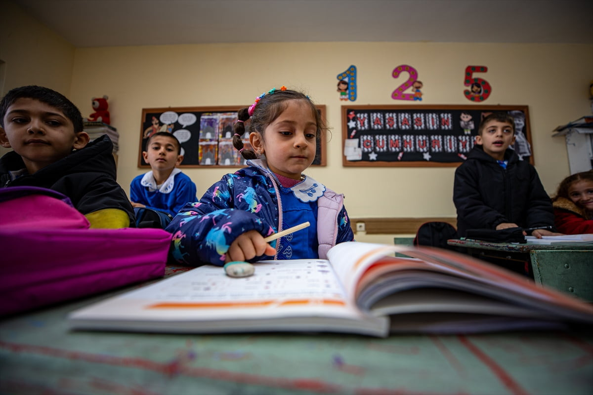 Erzurum'un Karayazı ilçesinde yaşayan 70 yaşındaki Perizade Sürmeli, ilkokul birinci sınıf...