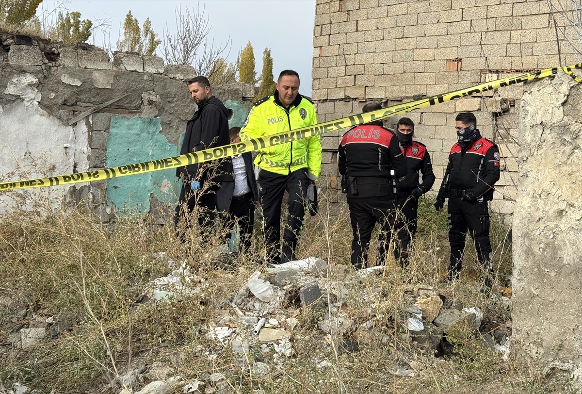 Erzurum'un merkez Yakutiye ilçesinde metruk binada 1 kişi ölü bulundu. İhbar üzerine bölgeye polis...
