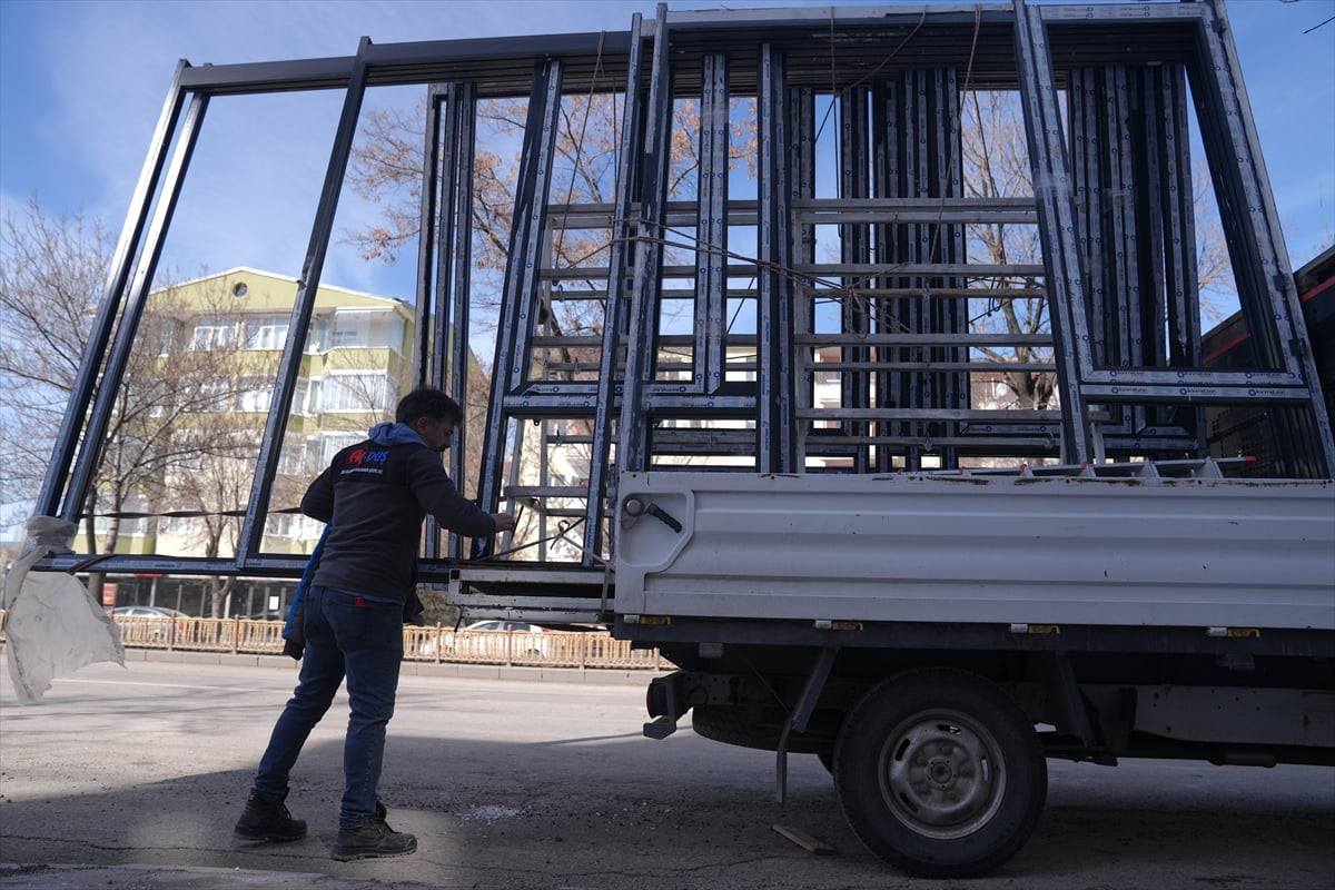 Erzurum'un Palandöken ilçesinde bir cam balkon firması, parasını alamadığı iddiasıyla inşaatta...