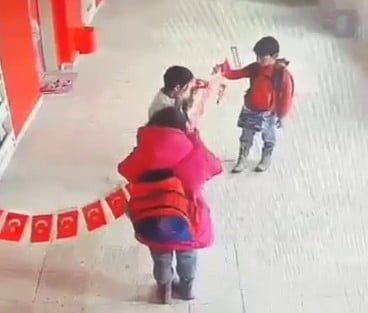 ERZURUM'UN PASİNLER İLÇESİNDE İLKOKUL ÖĞRENCİLER KORİDORRDA YERE DÜŞEN TÜRK BAYRAKLARINI ASMAK...