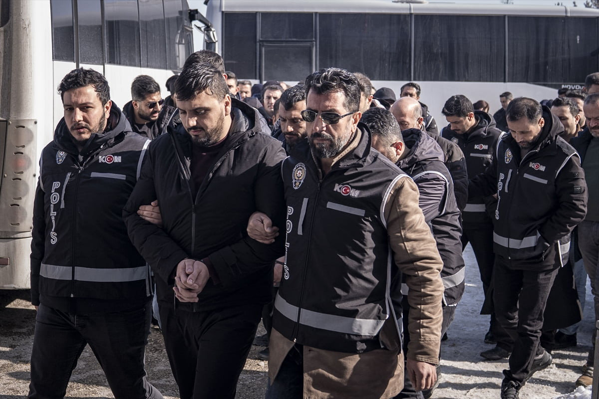 Erzurum'un Pasinler ilçesinde, usulsüzlükle esnaf kredisi çekip devleti zarara uğrattıkları...
