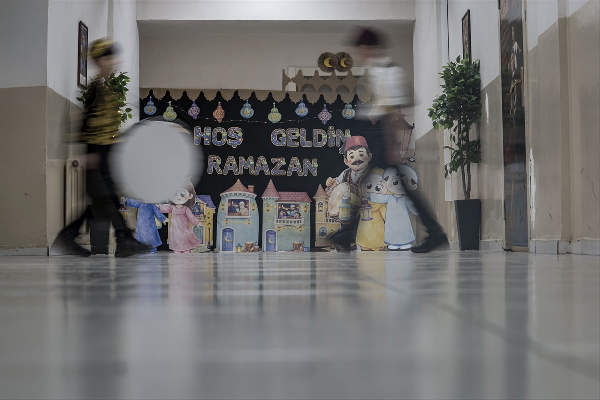 Erzurum'un Pasinler ilçesindeki bir ilkokulda bulunan 16 sınıf, ramazan ayına özel olarak...