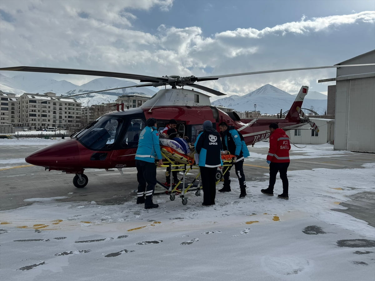 Erzurum'un Şenkaya ilçesinde genel durumu kötüleşen evde bakım hastası, ambulans helikopterle...