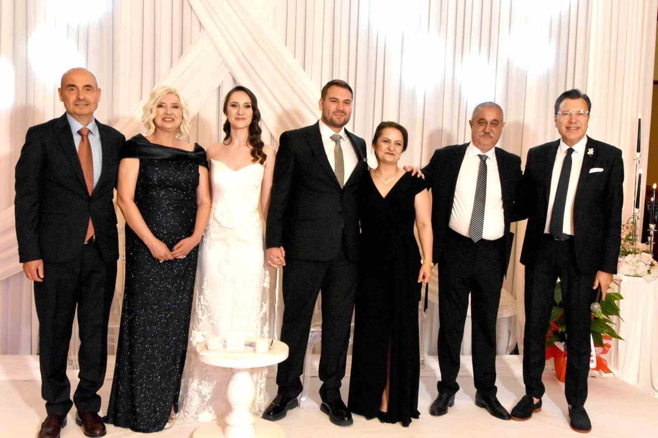 ERZURUM'UN TANINMIŞ VE YARDIMSEVER İŞ İNSANLARINDAN SERAP-MEHMET TAN ÖZYAPAR'IN KIZI GİZEM ÖZYAPAR...