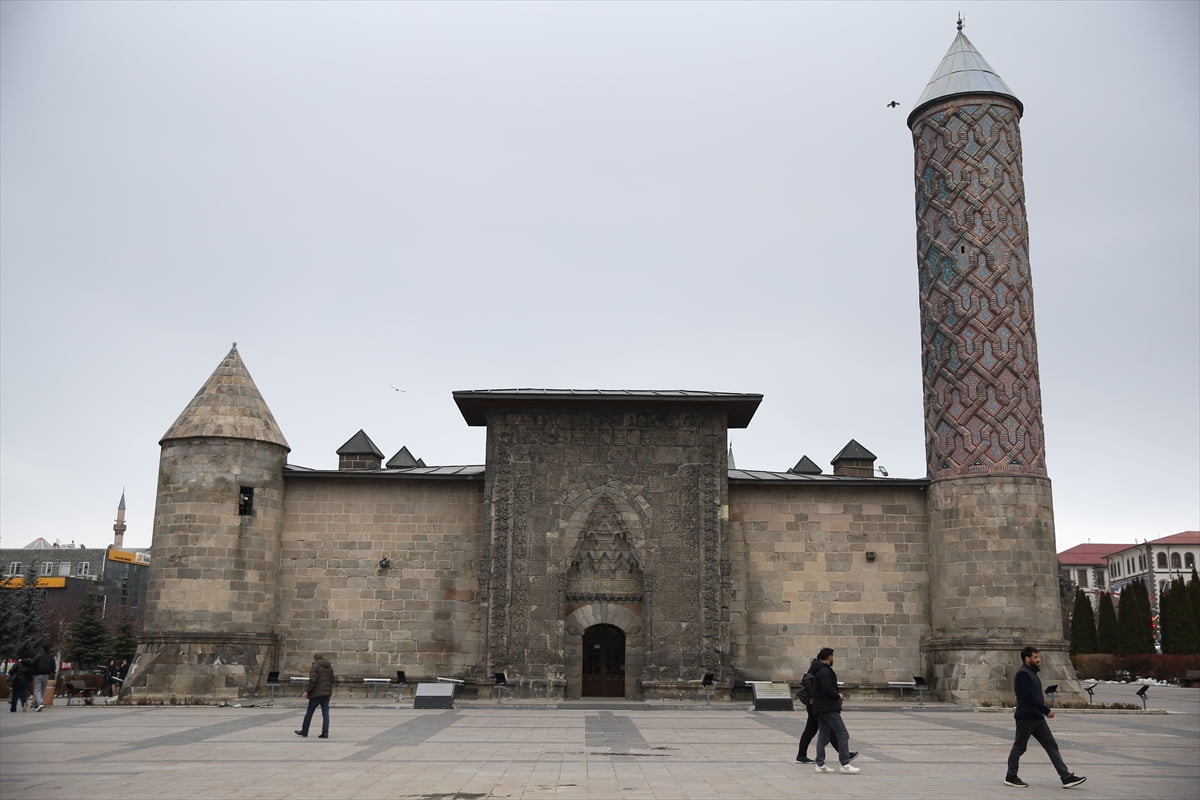 Erzurum'un tarihi ve simge noktaları ile kentle bağdaşan unsurları kullanılmayan eski ceketlere...