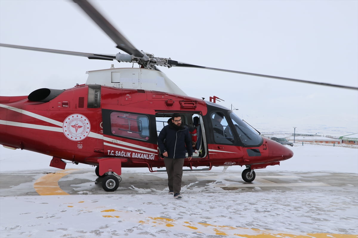 Erzurum'un Tekman ilçesinde kalp rahatsızlığı nedeniyle ambulansla getirilirken kar nedeniyle...