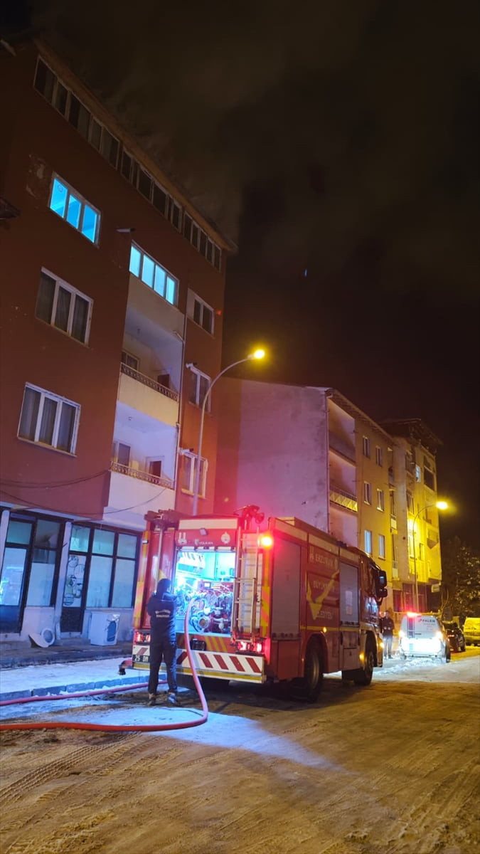 Erzurum'un Uzundere ilçesinde 3 katlı binanın çatısında çıkan yangın itfaiye ekiplerince...