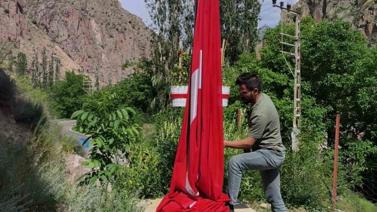 ERZURUM'UN UZUNDERE İLÇESİNE BAĞLI PEHLİVANLI MAHALLESİ'NDE BULUNAN SOĞUKLUK MAĞARASI ÖNÜNDEKİ...