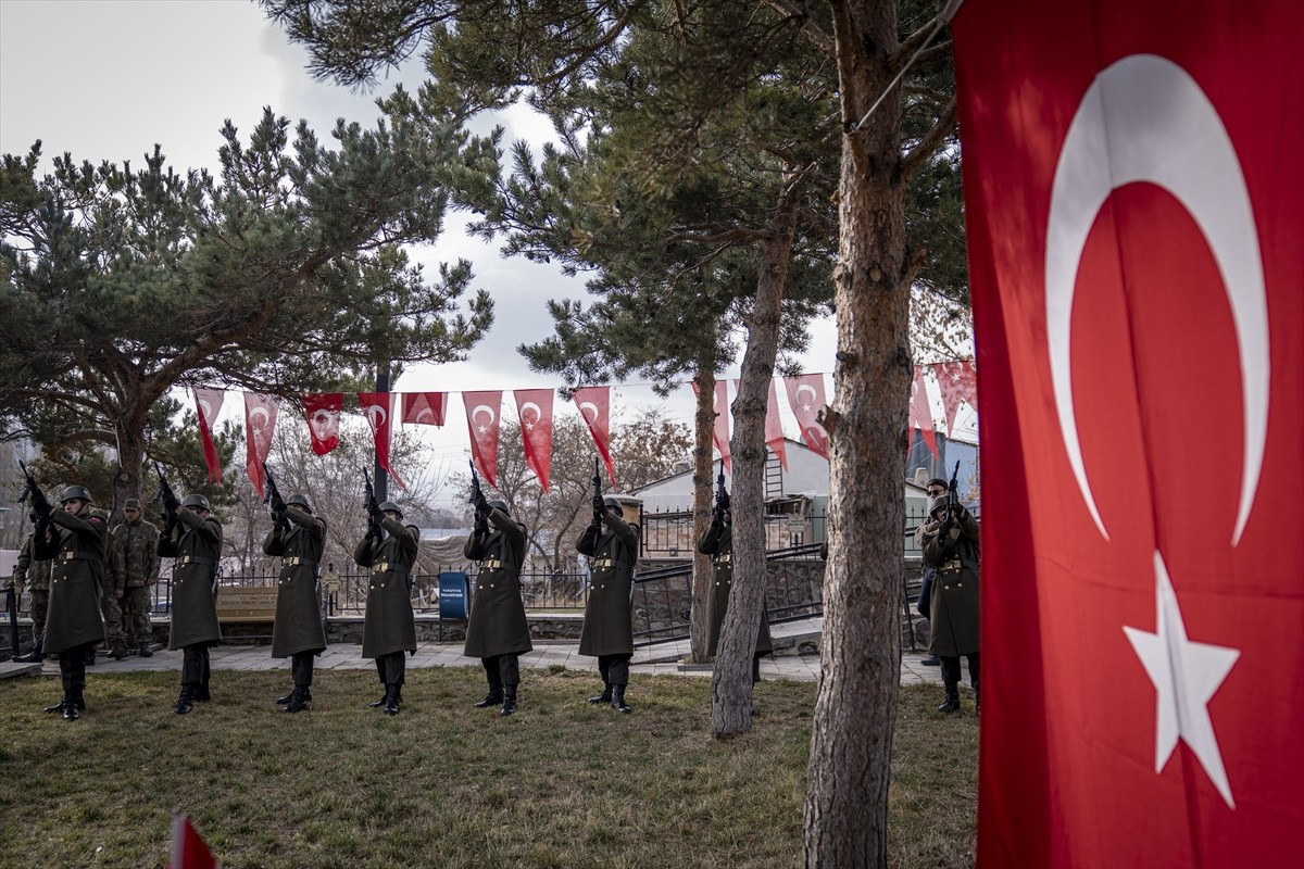 Erzurum'un Yakutiye ilçesinde, 51. Tümen 247. Piyade Alayı Koğuşu'nda çıkan yangında şehit olan 65...