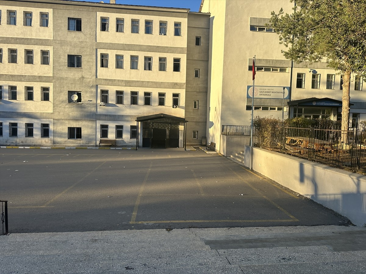 Erzurum'un Yakutiye ilçesindeki Gazi Ahmet Muhtar Paşa Ortaokulu’nda ders bitiminde merdivenlerde...