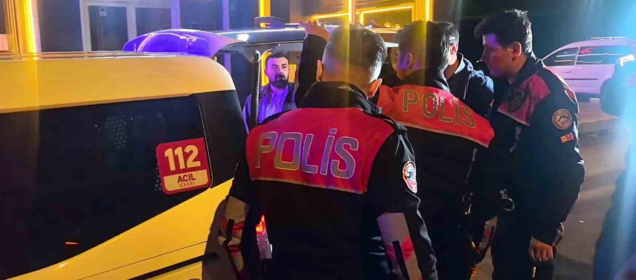 ERZURUM’DA 16 YAŞINDAKİ GENÇ NİNESİNİ BIÇAKLA YARALADI. ERZURUM’DA GECE YARISI YAŞANAN OLAY...