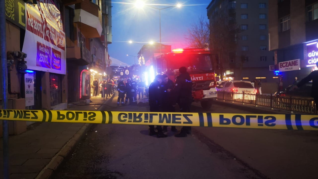 ERZURUM’DA 8 KATLI BİR BİNANIN ZEMİN KATINDA BULUNAN HALI MAĞAZASINDA ÇIKAN YANGIN PANİĞE NEDEN...