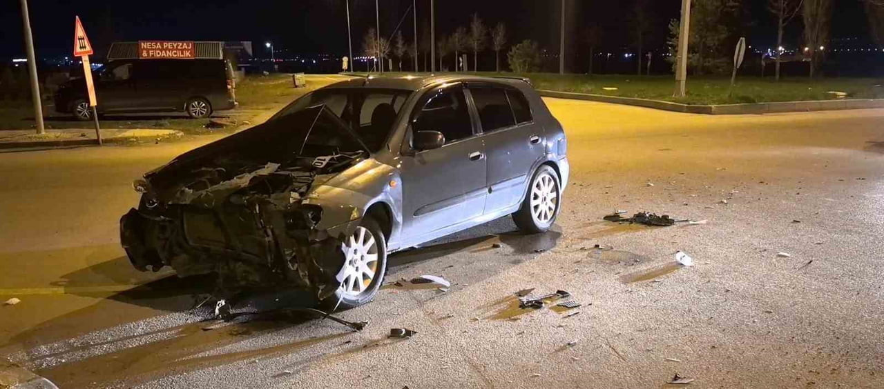 ERZURUM’DA AKŞAM SAATLERİNDE MEYDANA GELEN TRAFİK KAZASINDA BİRİ ÇOCUK 2 KİŞİ YARALANDI.