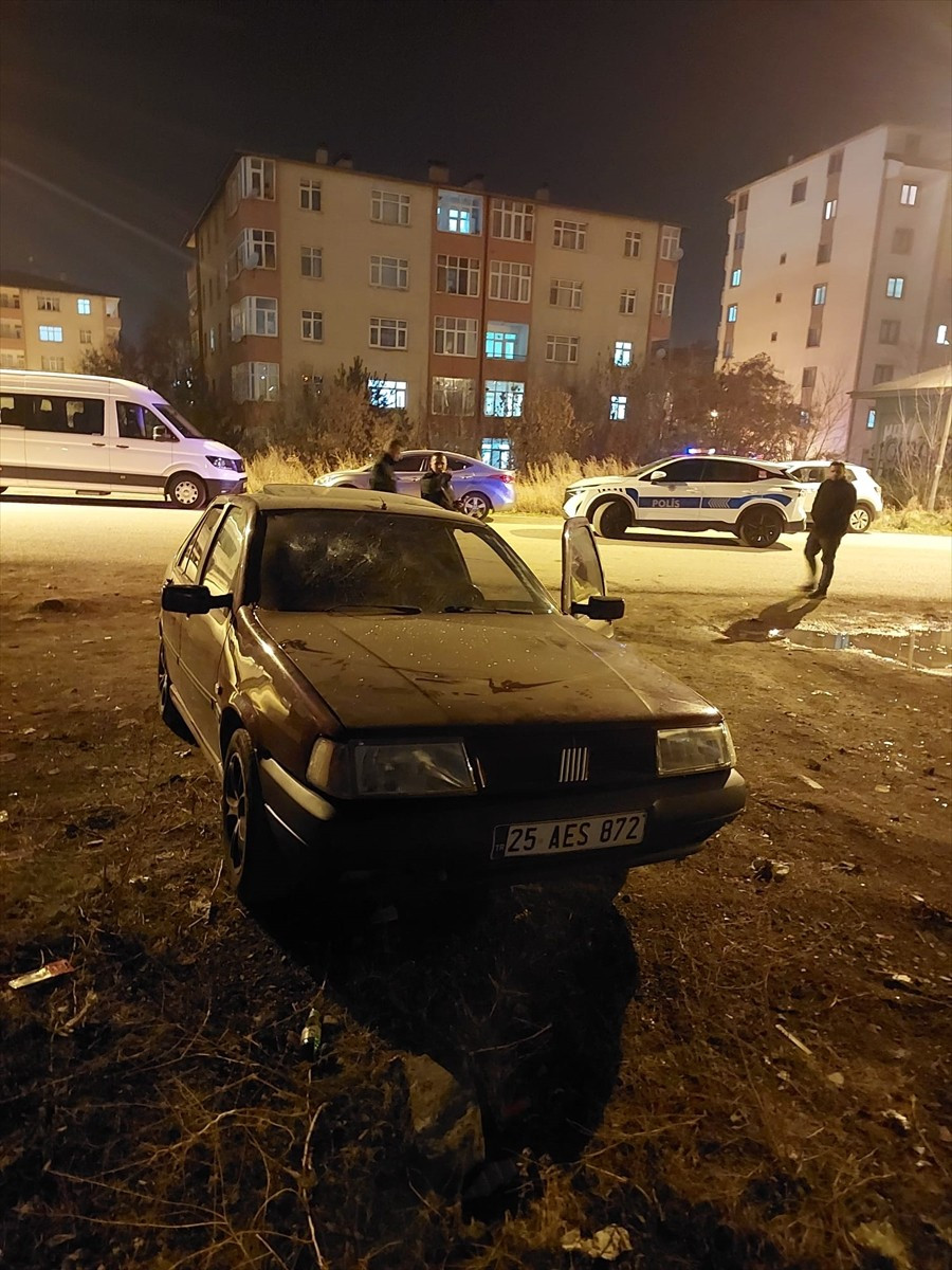 Erzurum’da araç içinde bıçaklı saldırıda yaralanan 2 kişi tedavi altına alındı.