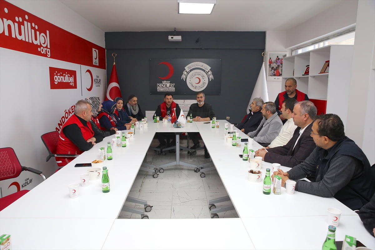 Erzurum’da bir araya gelerek kermes düzenleyen kadınlar, elde ettikleri yaklaşık 240 bin liralık...