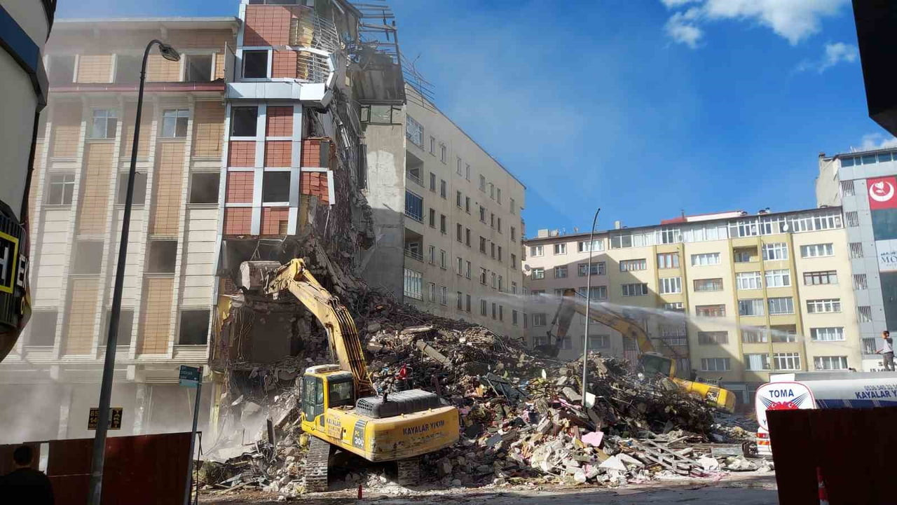 ERZURUM’DA BİR OTEL BİNASININ KONTROLLÜ YIKIMINDA KORKU DOLU ANLAR YAŞANDI.