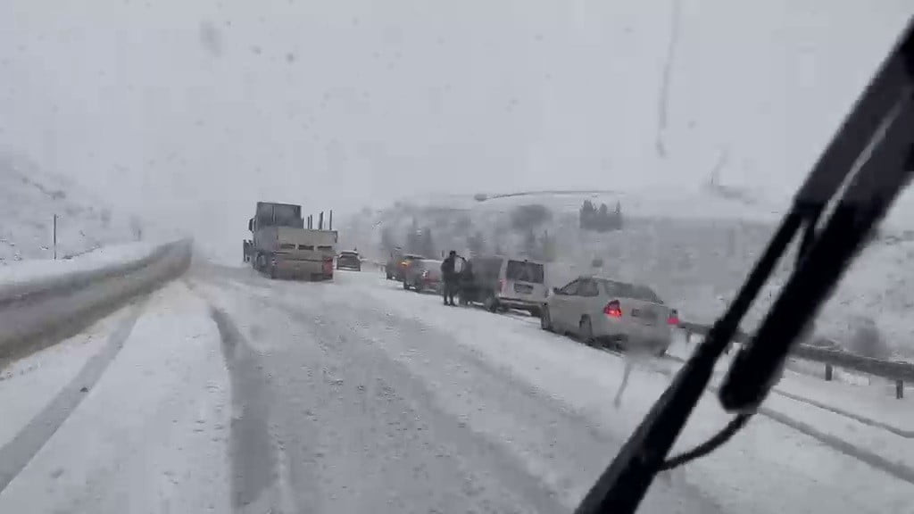 ERZURUM’DA ETKİLİ OLAN YOĞUN KAR YAĞIŞI, ÖZELLİKLE YÜKSEK KESİMLERDE YAŞAMI...