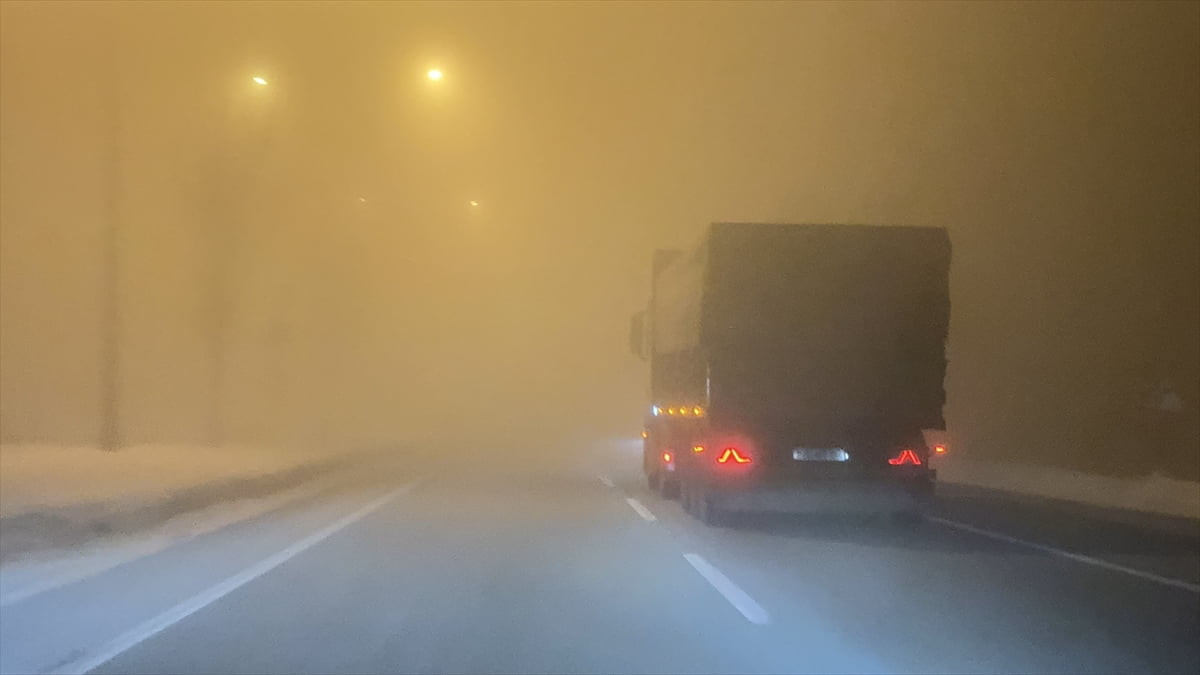Erzurum’da etkili olan yoğun sis, yaşamı olumsuz etkiliyor. Yoğun sis nedeniyle görüş mesafesinin...