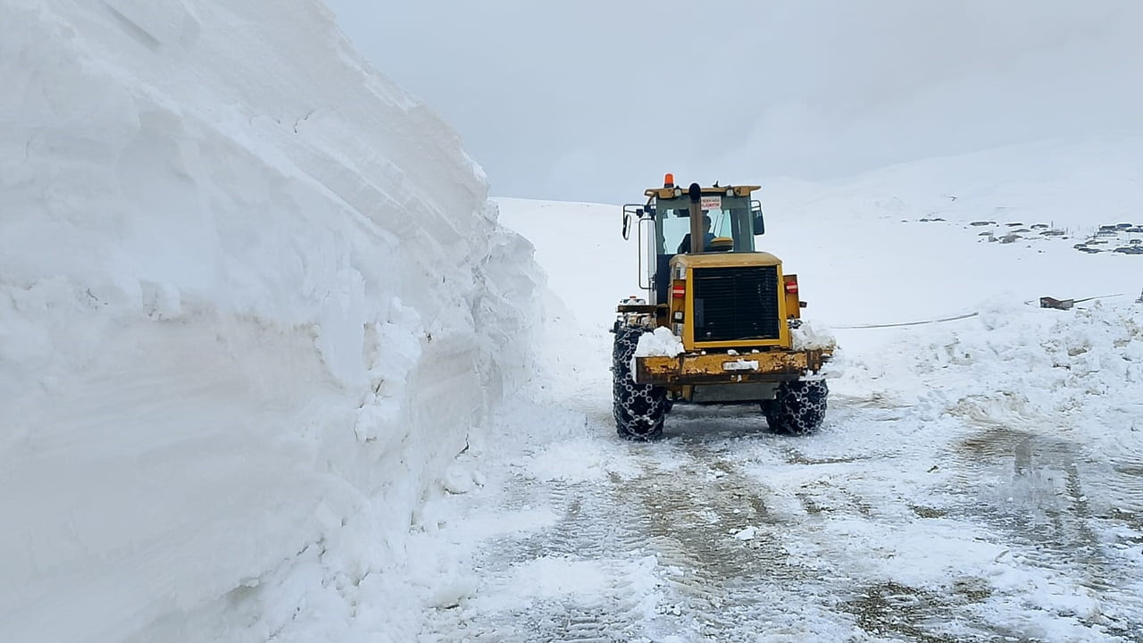 ERZURUM’DA KARLA MÜCADELE YÜKSEK KESİMLERDE DEVAM EDİYOR. ÖZELLİKLE KIRSALDA BULUNAN YERLEŞİM...