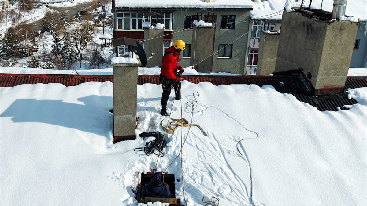 Erzurum’da kış aylarında çatılarda biriken kar kütleleri ve buz sarkıtlarının oluşturduğu...