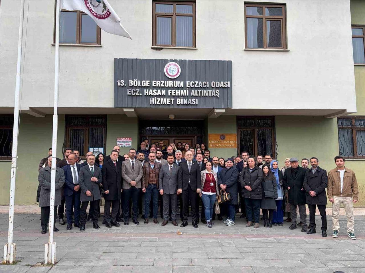 ERZURUM’DA ÖNCEKİ GÜN BİR ECZANEYE YAPILAN KUNDAKLAMA GİRİŞİMİ SONRASI BUGÜN ERZURUM’DA TOPLANAN...