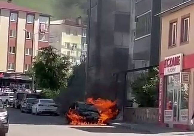 ERZURUM’DA PARK HALİNDEKİ ARAÇ BİR ANDA ALEV TOPUNA DÖNDÜ, İTFAİYENİN ZAMANINDA MÜDALESİ MUHTEMEL...