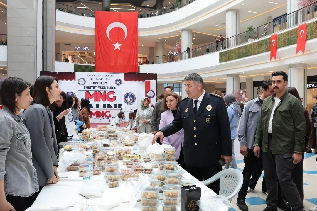 ERZURUM’DA POLİS EŞLERİ DERNEĞİ TARAFINDAN DÜZENLENEN VE YOĞUN İLGİ GÖREN "GÜVENLİK İÇİN ÇALIŞAN...