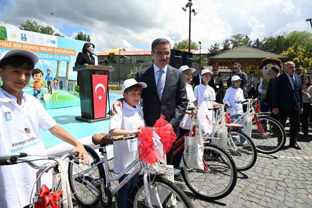 ERZURUM’DA "DUMANSIZ BİR HAYAT BIRAK ÇOCUĞUNA, BİSİKLETİ DE BİZDEN OLSUN" YARIŞMASININ ÖDÜL TÖRENİ...