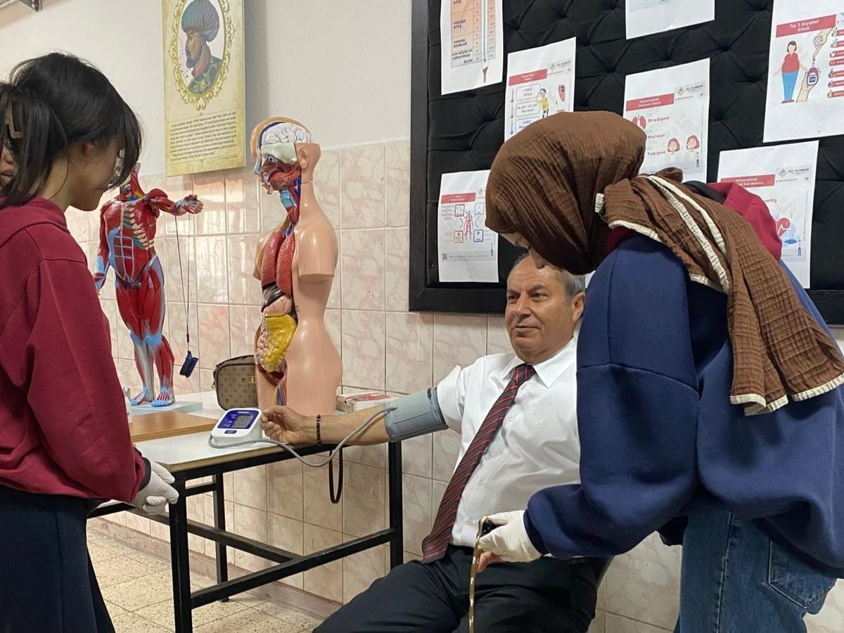 ERZURUM’DA  "MAARİFİN KALBİNDE MARİFETLİ GENÇLİK"  KAPSAMINDA ÖĞRENCİLERE SAHA DA ÖRNEK...