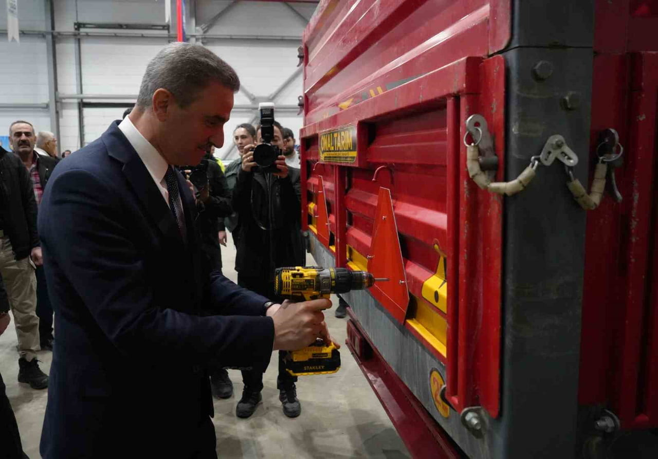 ERZURUM’DA "REFLEKTÖRLE YOL AL GÜVENDE KAL" PROJESİ KAPSAMINDA ÇİFTÇİLERE REFLEKTÖR...