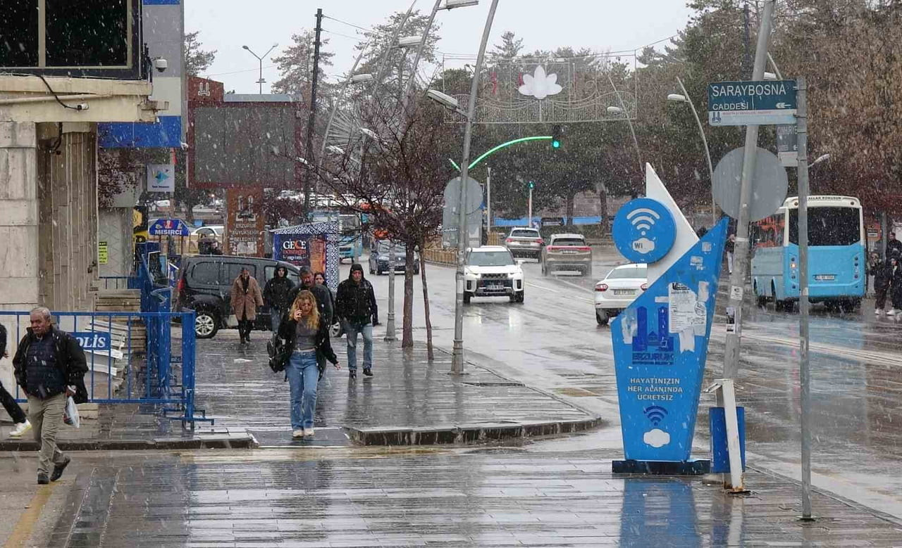 ERZURUM’DA SABAH SAATLERİNDE YÜKSEK KESİMLERDE ETKİLİ OLMAYA BAŞLAYAN KAR YAĞIŞI KENT MERKEZİNE DE...