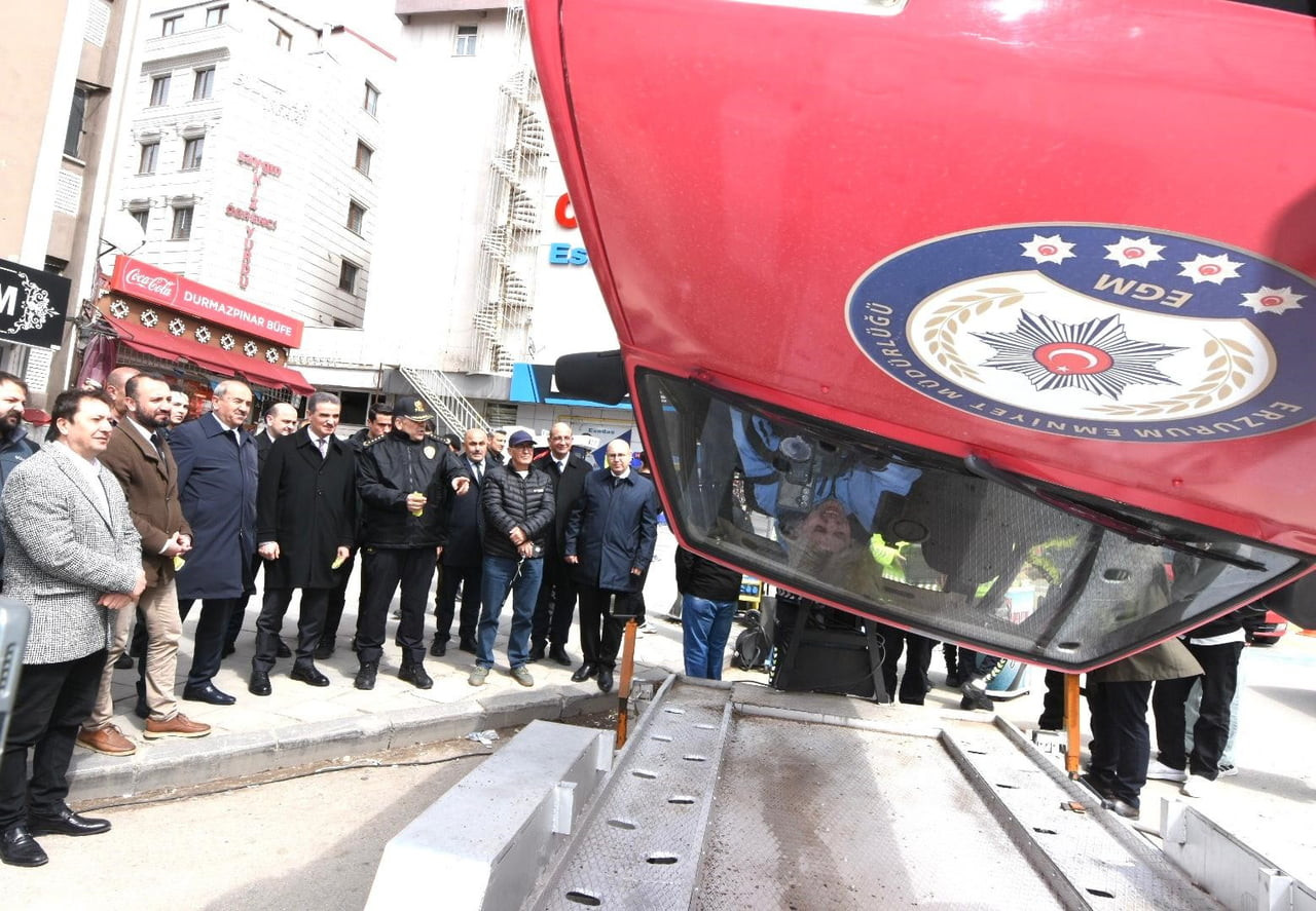 ERZURUM’DA TRAFİK GÜVENLİĞİNE DİKKAT ÇEKMEK AMACIYLA KURULAN EMNİYET KEMERİ SİMÜLASYON ARACIYLA...
