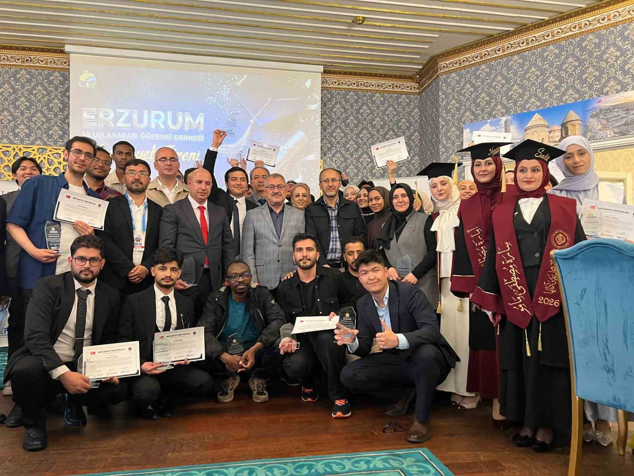 ERZURUM’DA ÜNİVERSİTE EĞİTİMLERİNİ BAŞARIYLA TAMAMLAYAN 17 FARKLI ÜLKEDEN 72 ULUSLARARASI ÖĞRENCİ...