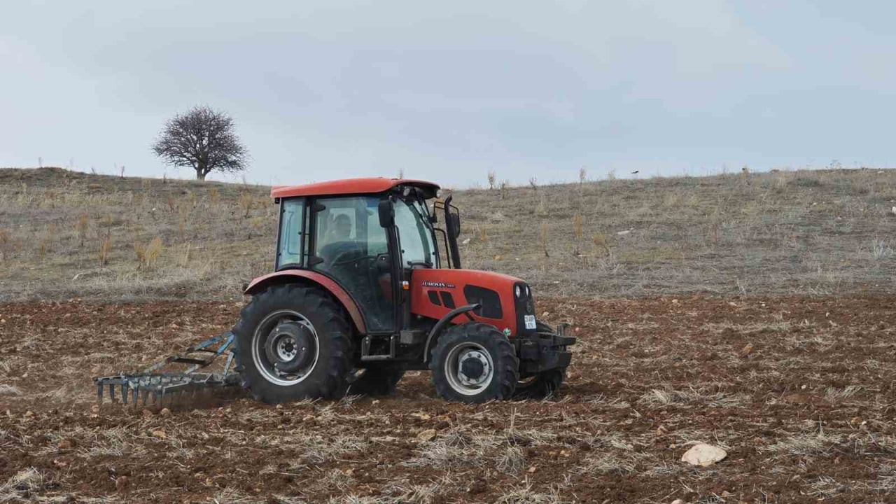 ERZURUMLU ÇİFTÇİLER, BAHARIN İLK GÜNLERİYLE BİRLİKTE YENİDEN TARLALARININ YOLUNU TUTTU.
