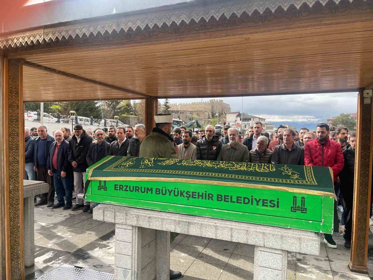 ERZURUMLU DUAYEN GAZETECİ ORHAN AKDAL SON YOLCULUĞUNA DUALARLA UĞURLANDI.