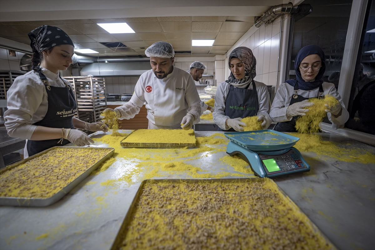 Erzurumlu tatlıcı Selami Atiş, çırak olarak başladığı meslekte, şimdi geleceğin ustalarına işin...