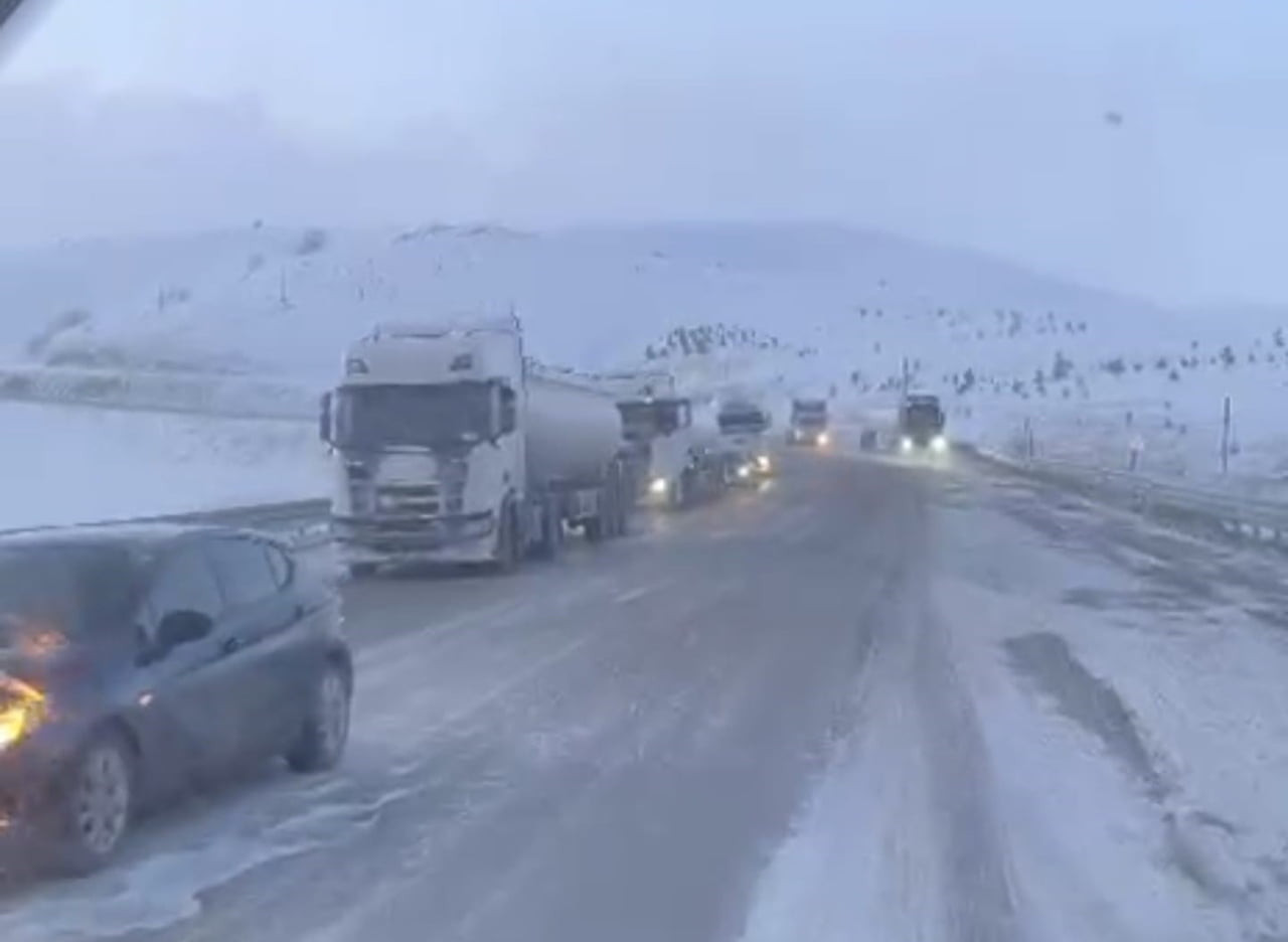 ERZURUM’UN AŞKALE İLÇESİNDE AKŞAM SAATLERİNDE ETKİSİNİ ARTIRAN KAR YAĞIŞI VE TİPİ, ULAŞIMI DURMA...