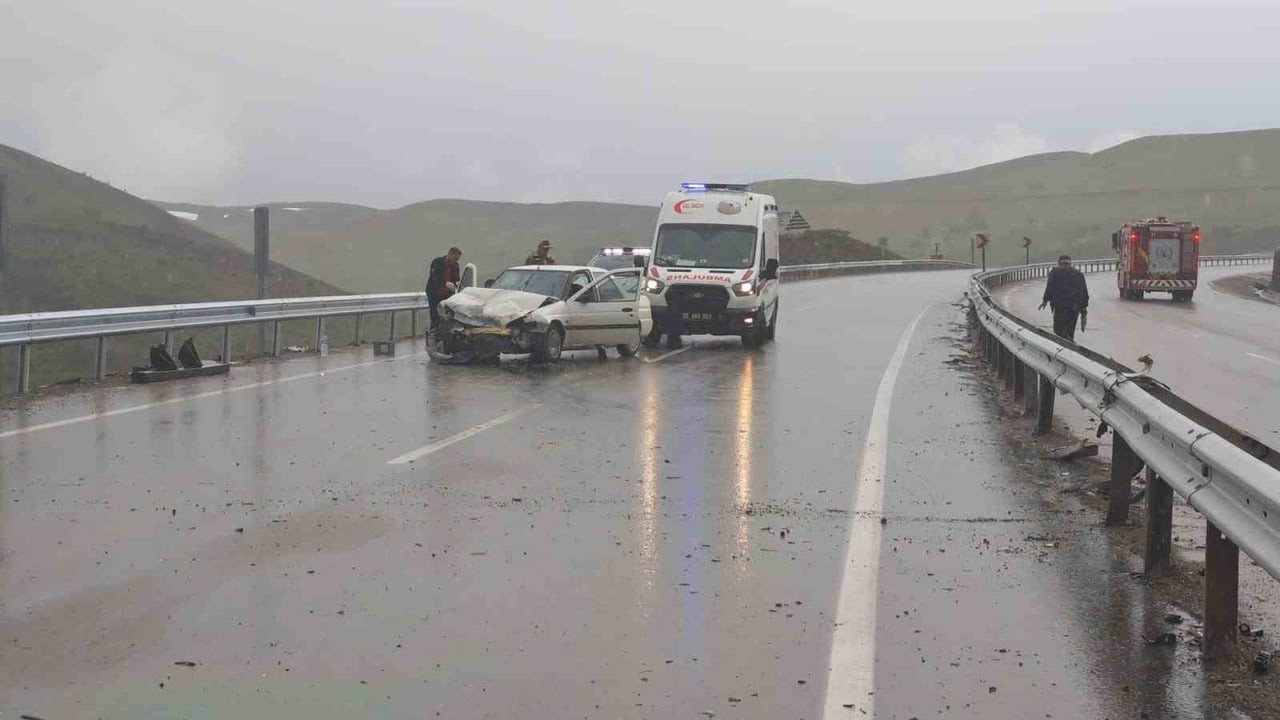 ERZURUM’UN AŞKALE İLÇESİNDE MEYDANA GELEN ZİNCİRLEME TRAFİK KAZASINDA 3 KİŞİ YARALANDI.