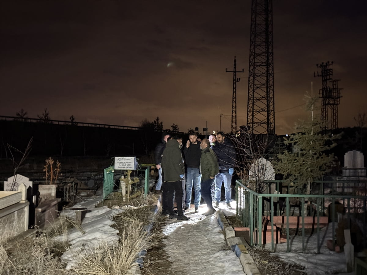 Erzurum’un Aziziye ilçesinde mezarlıkta poşete sarılı cenin bulundu. Olay yerine sağlık ve polis...