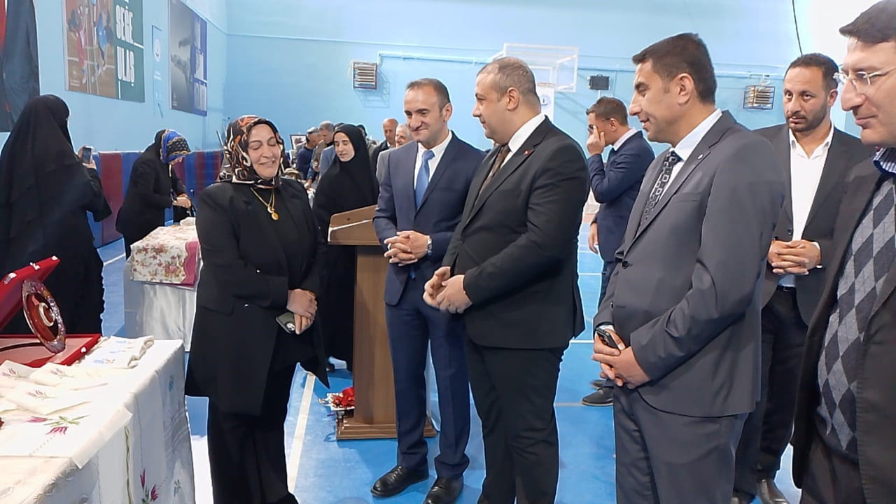 ERZURUM’UN ÇAT İLÇESİ HALK EĞİTİMİ MERKEZİ MÜDÜRLÜĞÜ BÜNYESİNDE AÇILAN KURSLARDA GÖREV ALAN USTA...