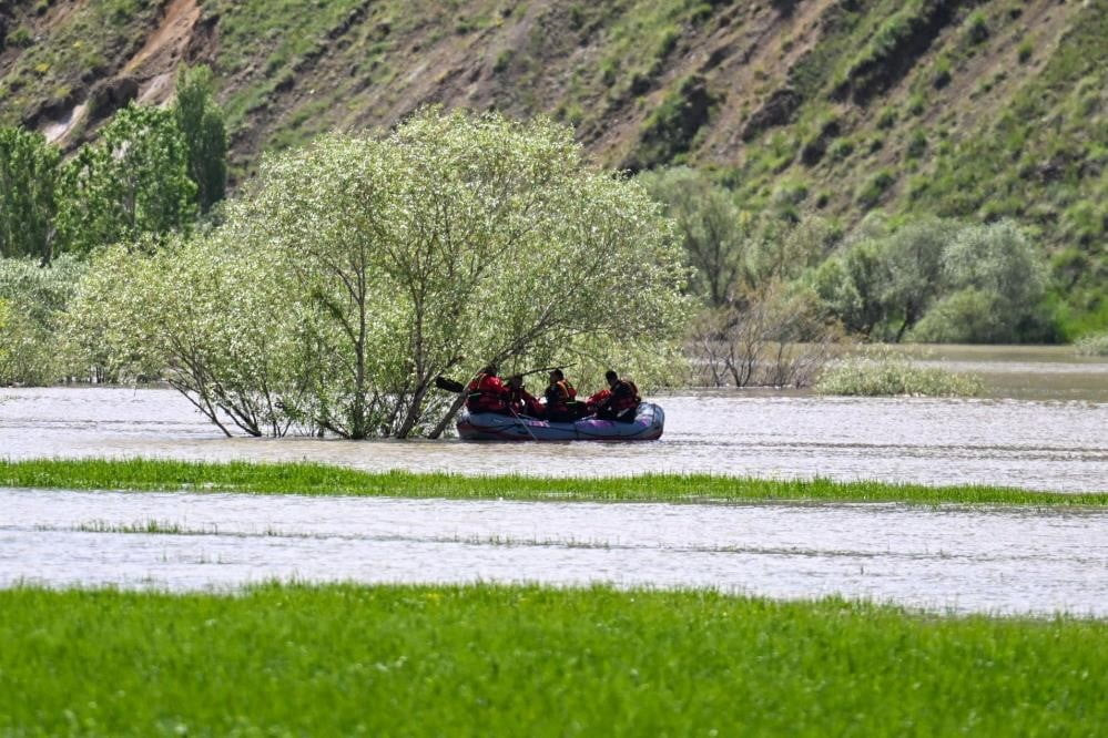 ERZURUM’UN HORASAN İLÇESİNDE 7 GÜN ÖNCE SERİNLEMEK İÇİN GİRDİĞİ ARAS NEHRİ’NDE AKINTIYA KAPILARAK...