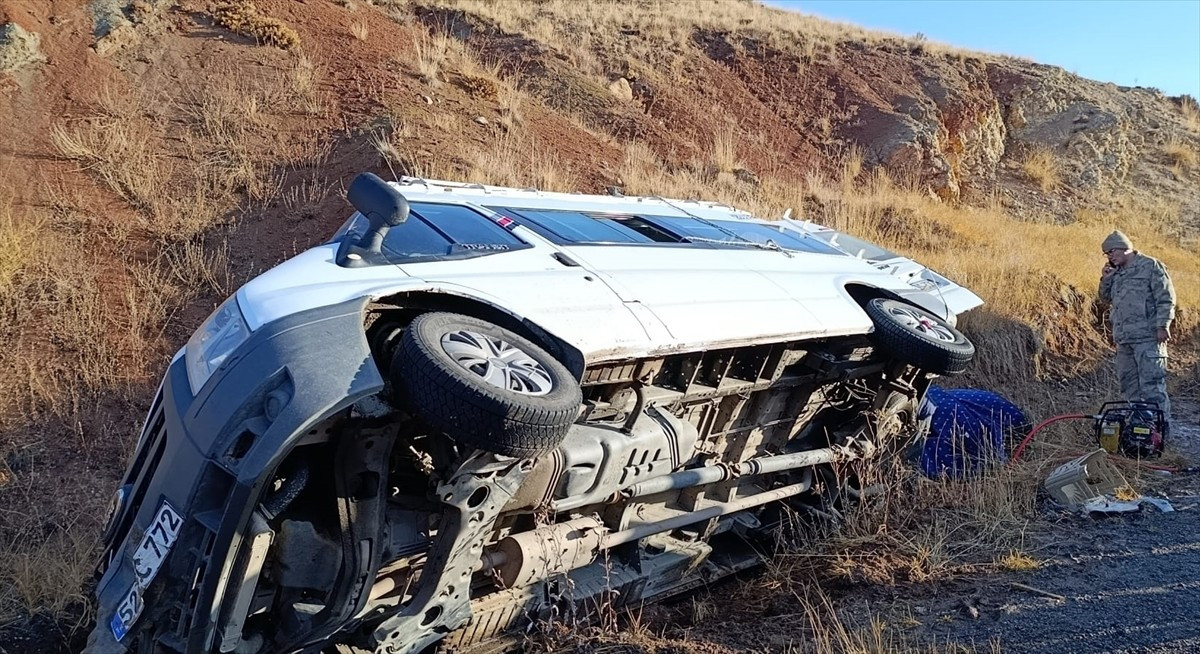 Erzurum’un Horasan ilçesinde öğretmenleri taşıyan servis minibüsü devrildi 1'i çocuk 7 kişi...