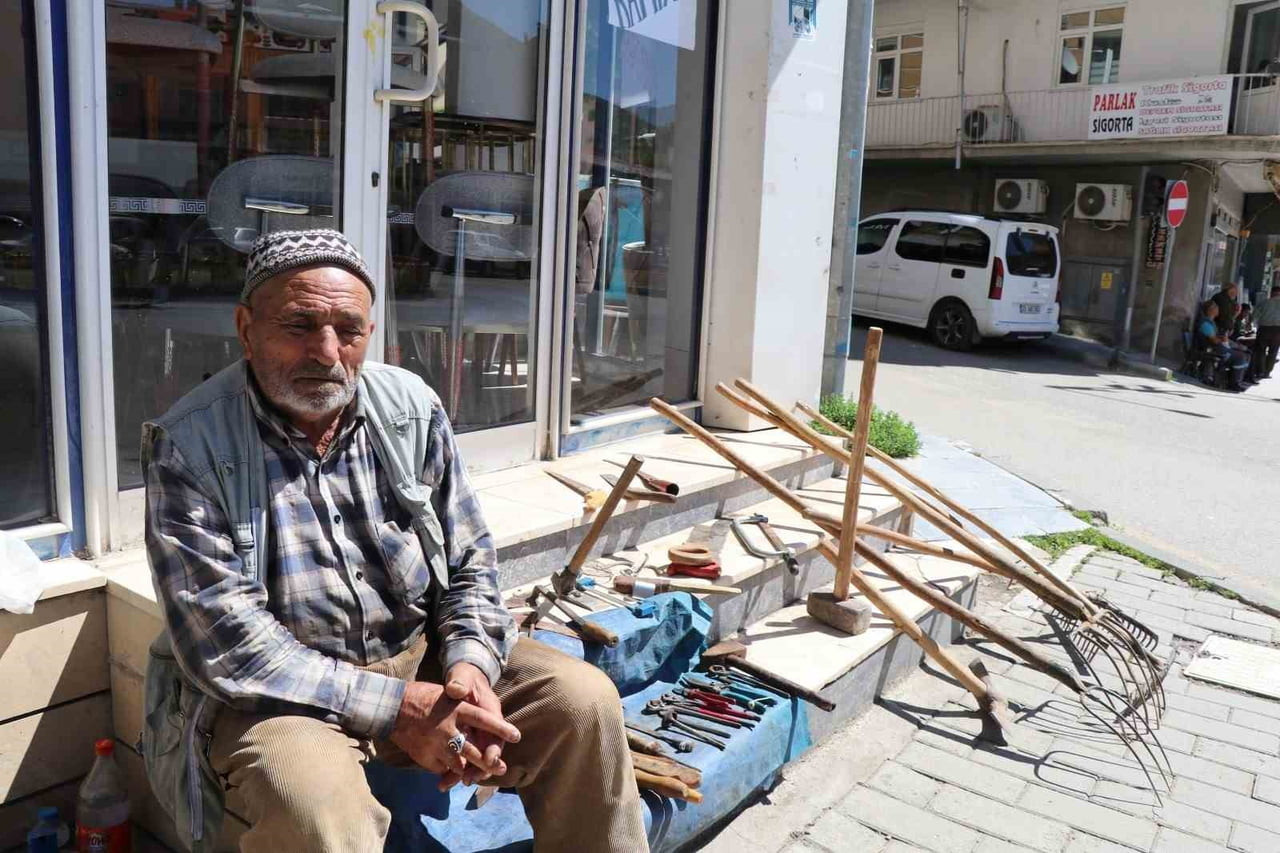 ERZURUM’UN OLTU İLÇESİNDE 80 YAŞINDAKİ İŞÇİ EMEKLİSİ MEHMET COŞKUN, YILLARCA TARLASINDA KULLANDIĞI...