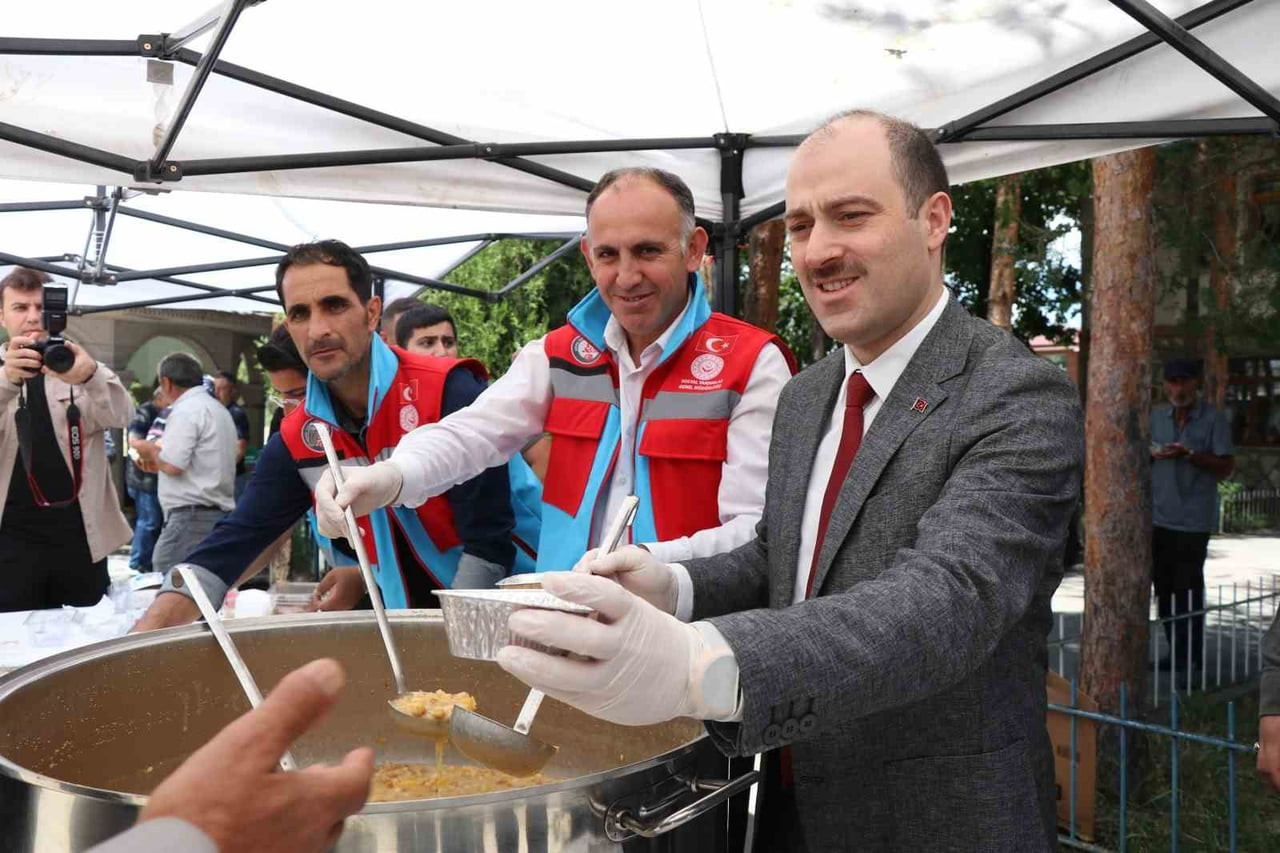 ERZURUM’UN  OLTU İLÇESİNDE KAYMAKAMI MUSTAFA ÇELİK, AŞURE DAĞITIMI PROGRAMINDA VATANDAŞLARLA...
