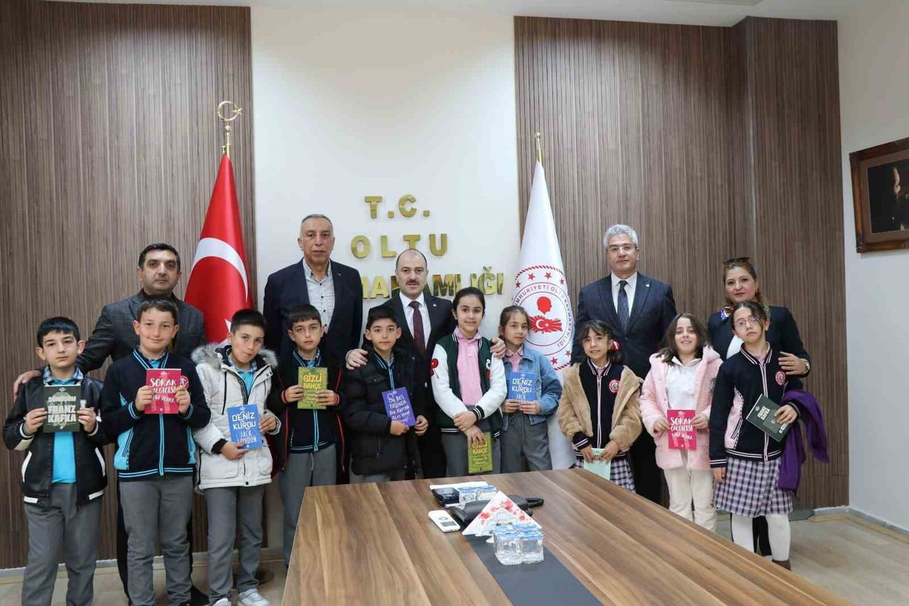 ERZURUM’UN OLTU İLÇESİNDE, MEHMET AKİF İLKOKULU ÖĞRENCİLERİ, KAYMAKAM MUSTAFA ÇELİK’İ MAKAMINDA...