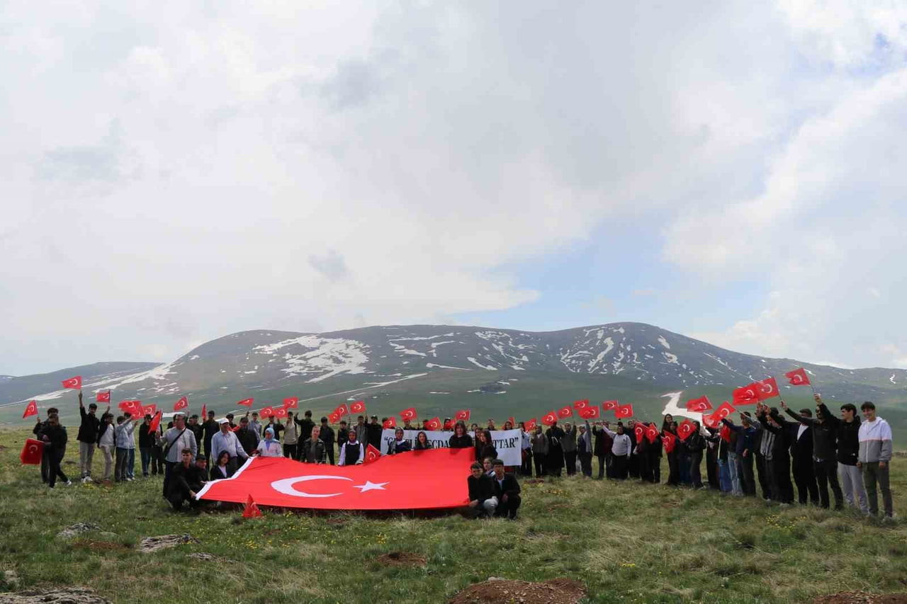 ERZURUM’UN OLTU İLÇESİNDE ÖĞRENİM GÖREN LİSE ÖĞRENCİLERİ, MİLLİ EĞİTİM MÜDÜRLÜĞÜ TARAFINDAN...
