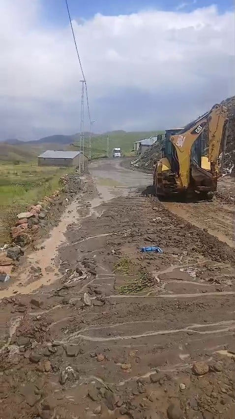 ERZURUM’UN TEKMAN İLÇESİNDE DÜN ÖĞLEDEN SONRA ETKİLİ OLAN AŞIRI YAĞIŞLAR SEL FELAKETİNE YOL AÇTI....