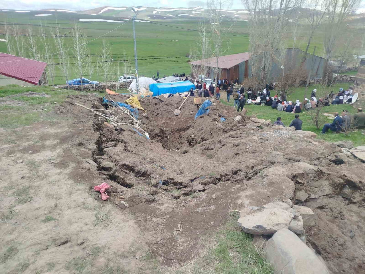 ERZURUM’UN TEKMAN İLÇESİNE BAĞLI ÇUKURYAYLA ÇÖKEN AHIRIN ALTINDA KALAN KADIN HAYATINI...