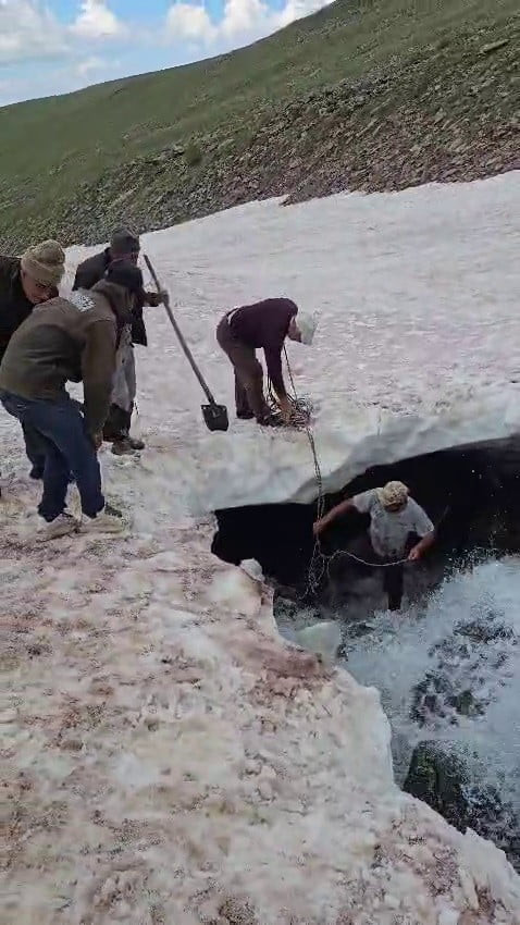 ERZURUM’UN TORTUM İLÇESİNDE BUZULLARIN ARASINA DÜŞEN DANA VATANDAŞLARIN YOĞUN ÇABASIYLA...
